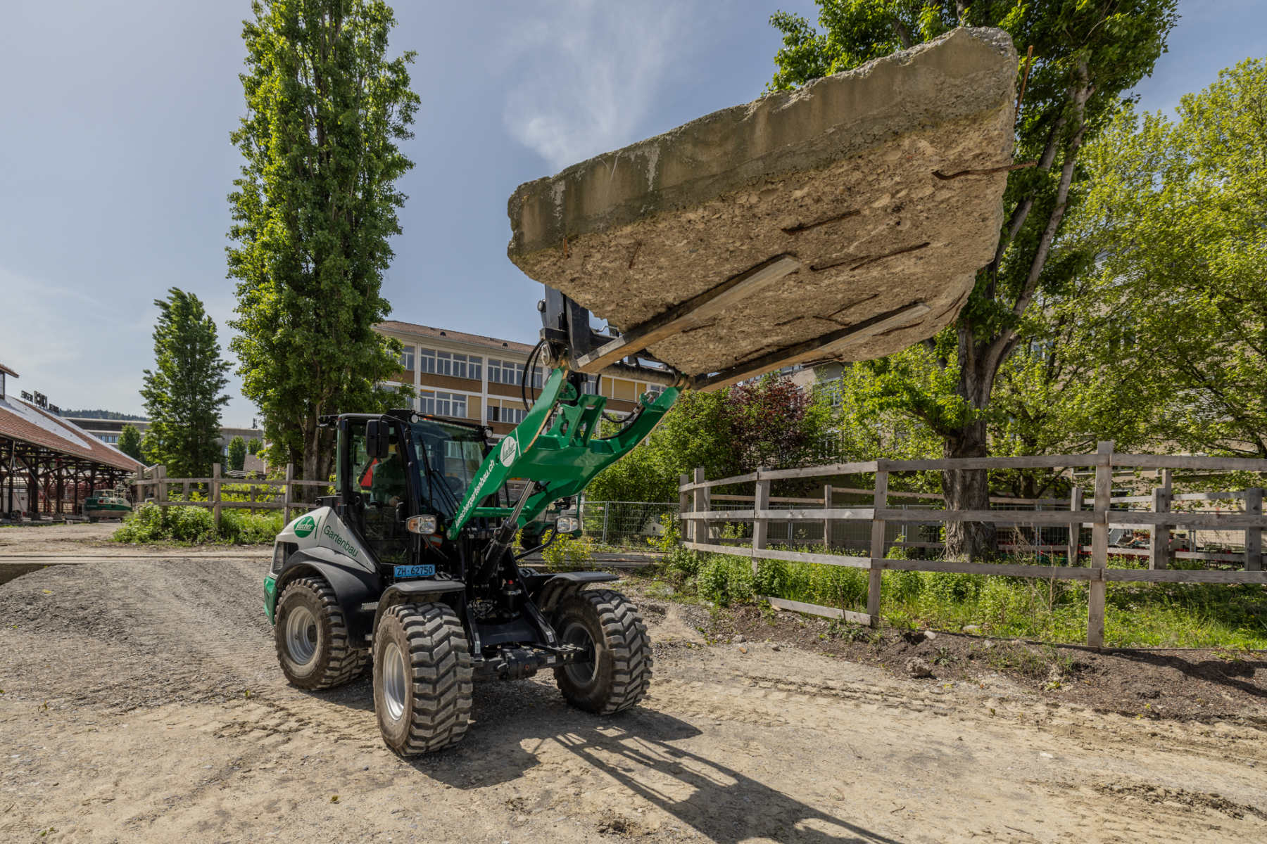 Yanmar v7hw radlader mit Palettgabeln, angehoben mit Stein beladen