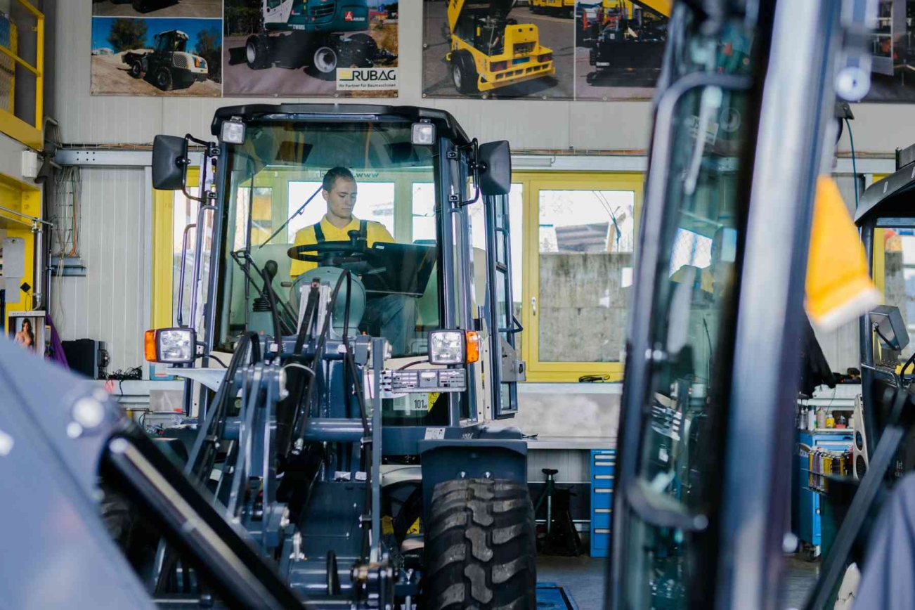 RUBAG Baumaschinen Werkstatt in Otelfingen von innen