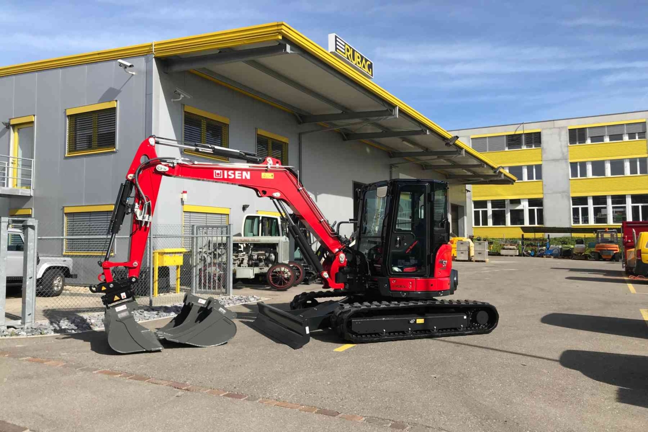 RUBAG Baumaschinen Filiale in Otelfingen von aussen mit rotem Bagger