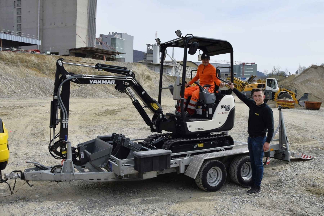 Maschinenübergabe SV18 Minibagger RUBAG Mitarbeiter und Bauarbeiter