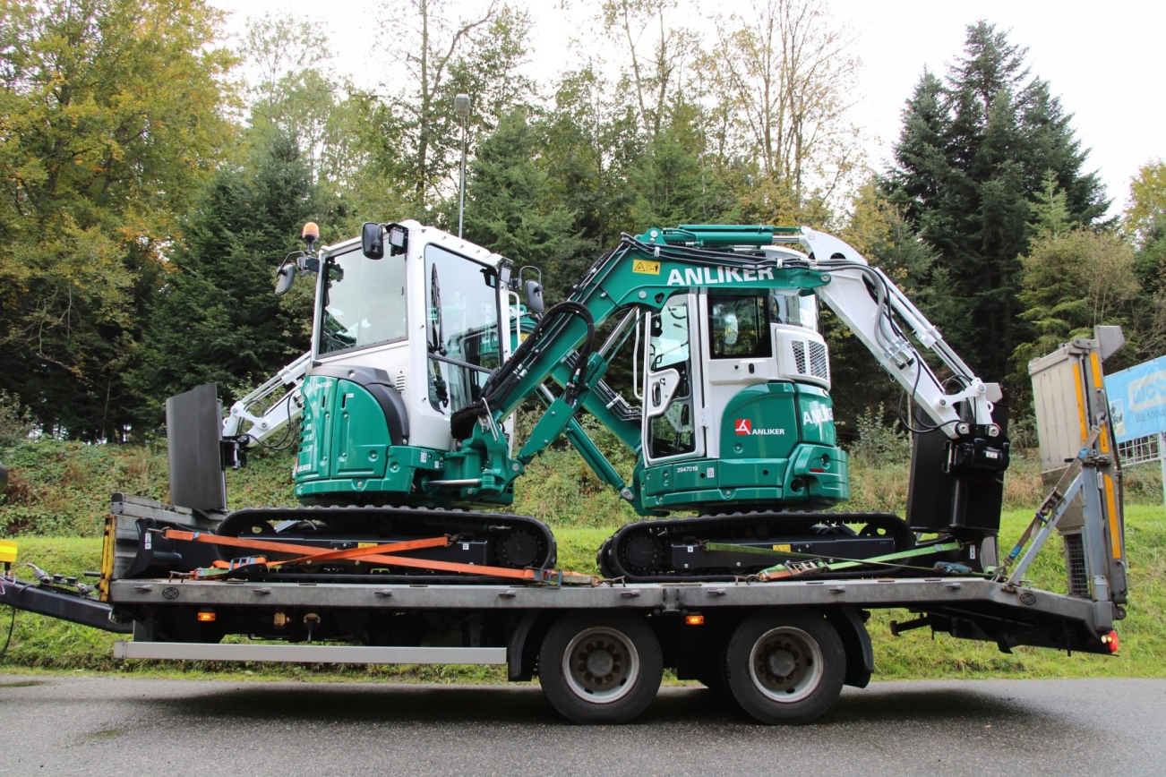 Anliker Bagger auf RUBAG Lastwagen-Anhänger