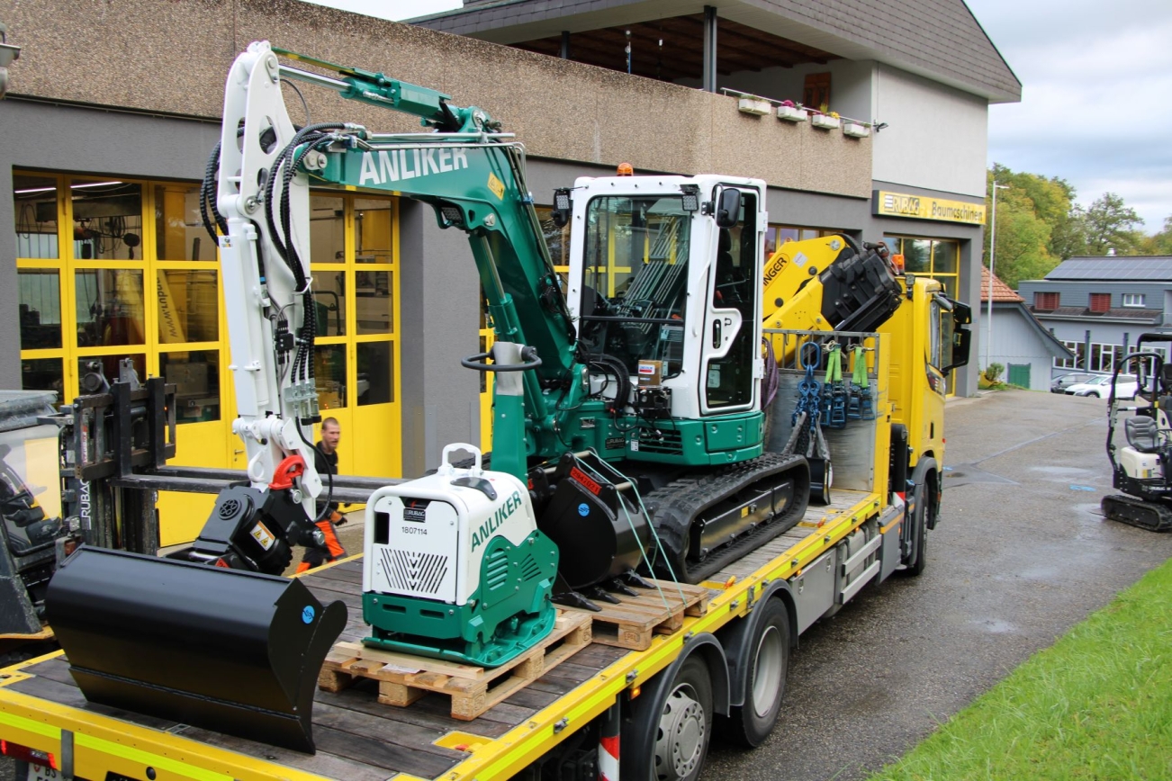 Anliker Bagger auf RUBAG Lastwagen-Anhänger