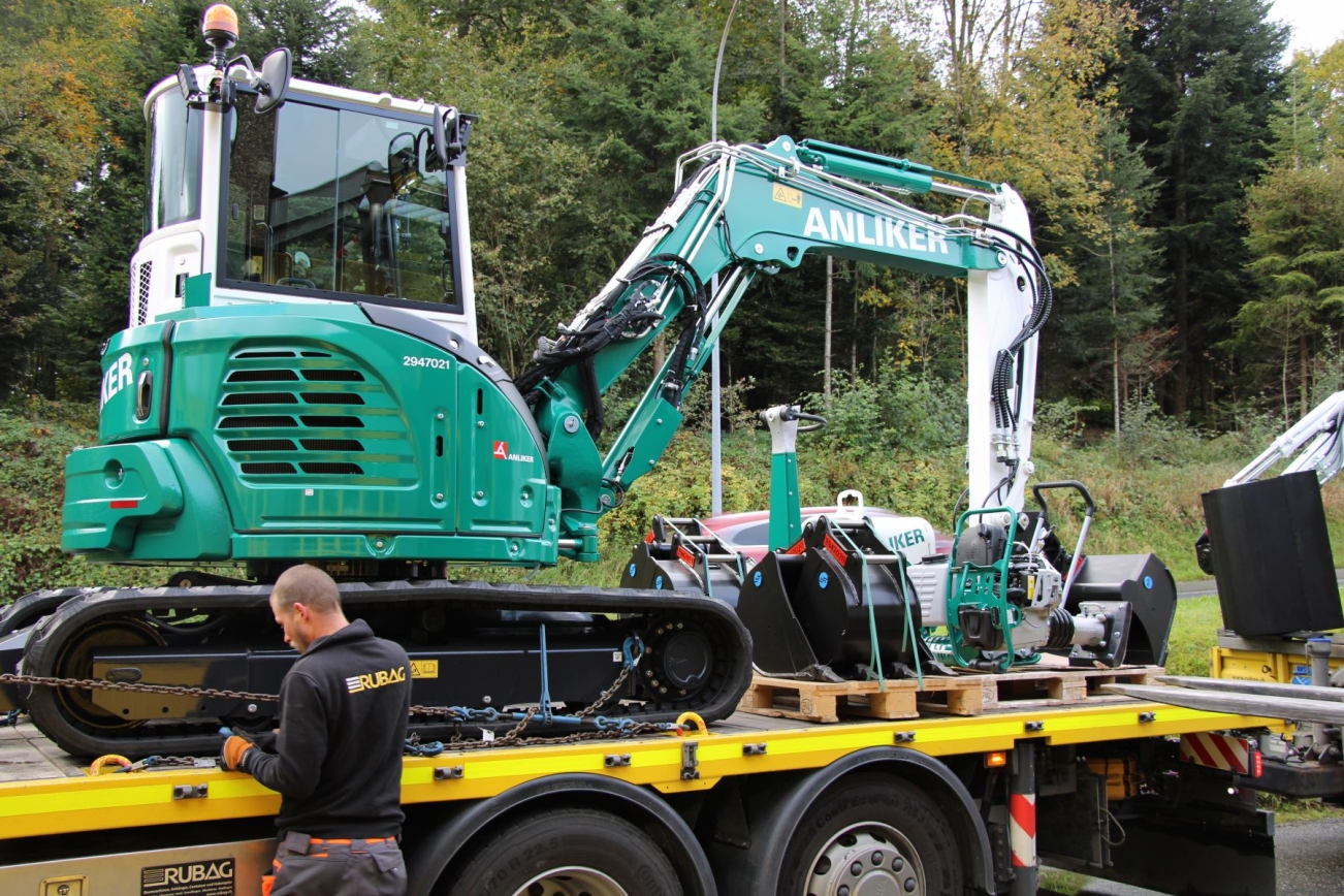 Anliker Bagger auf RUBAG Lastwagen-Anhänger