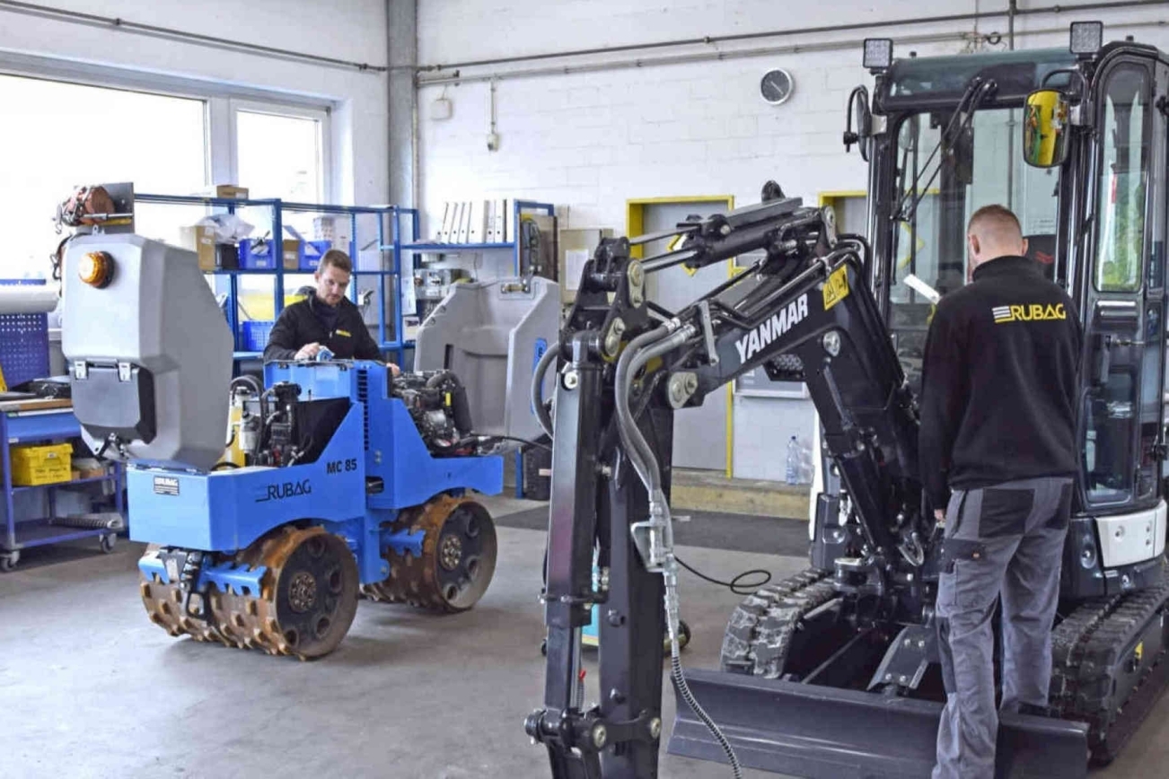 Service Techniker in Werkstatt bei der Arbeit