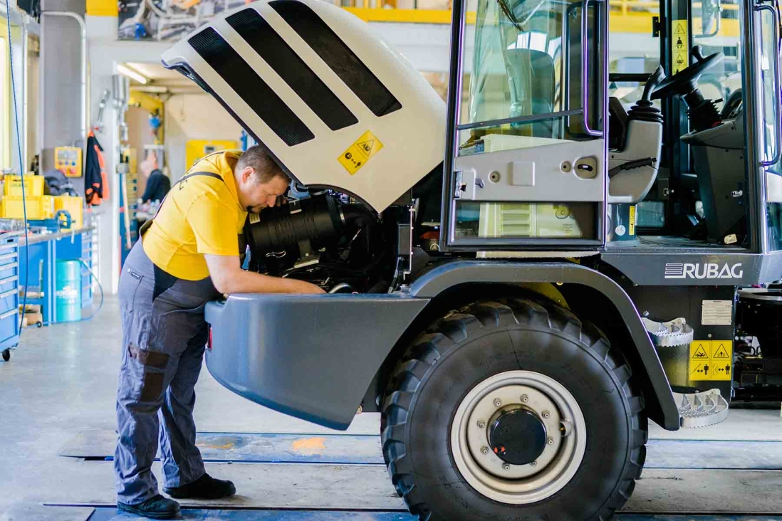 Service Reparatur am Motor eines Radladers in der Werkstatt von RUBAG