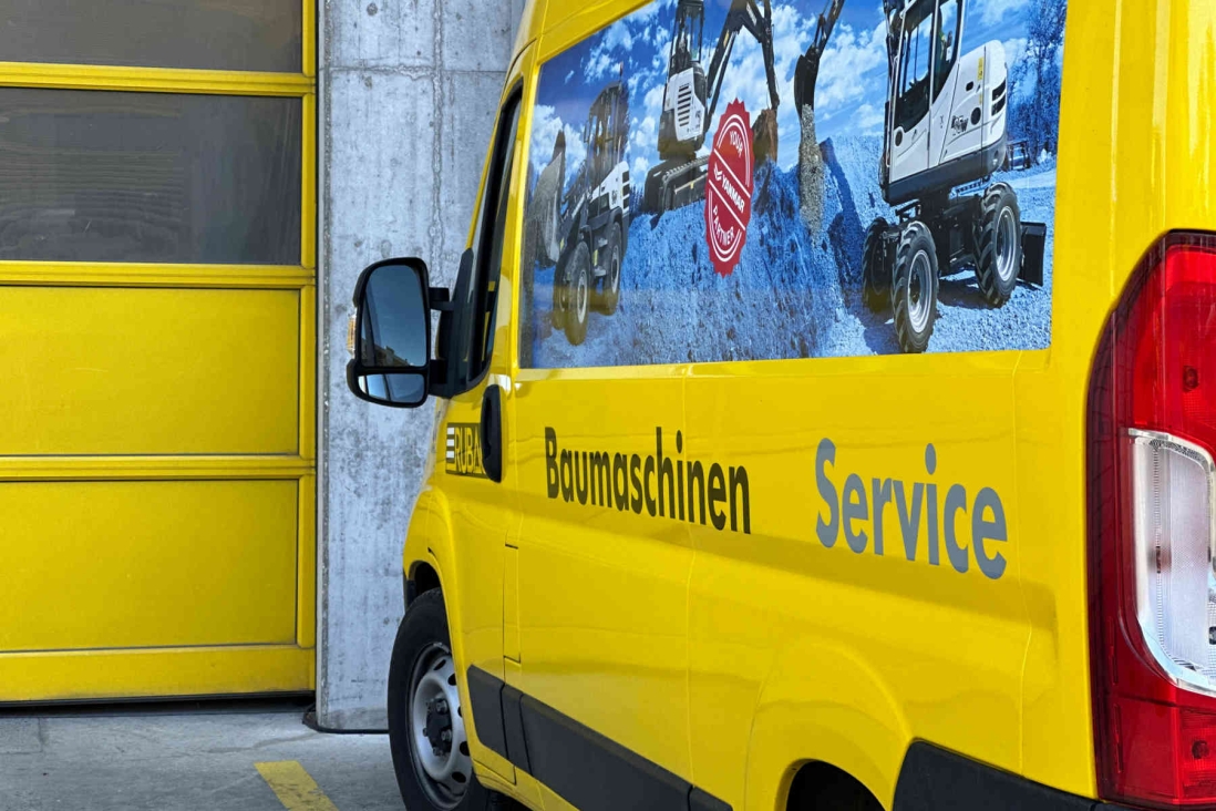 Baumaschinen Service Schriftzug auf Auto