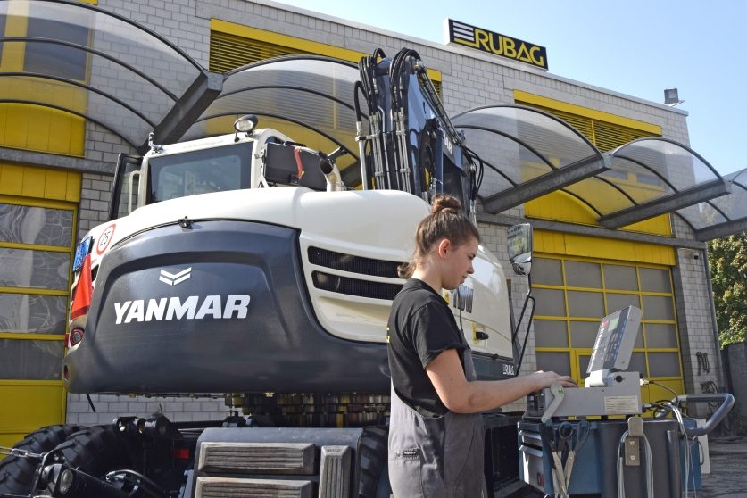 RUBAG Baumaschinenmechanikerin
