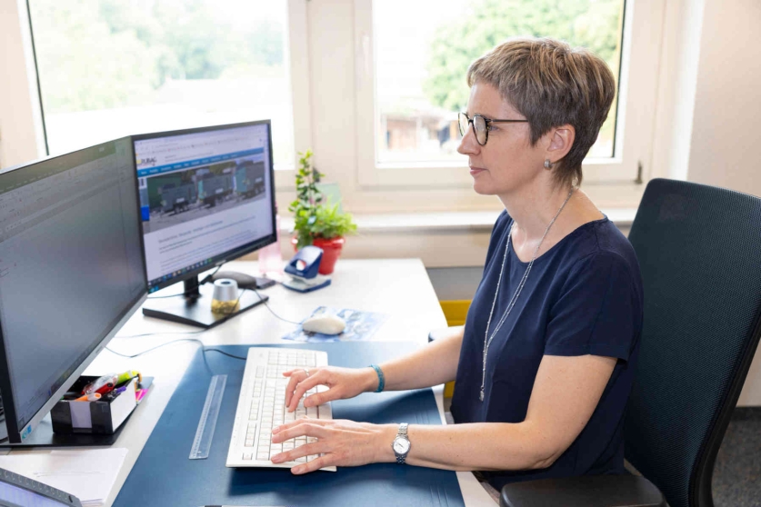 Imagebild RUBAG Mitarbeiterin am PC